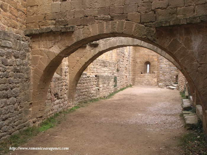 INTERIOR DE LOS PABELLONES HACIA LA CABECERA